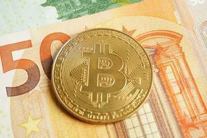 Goldene Bitcoin auf Euro-Banknoten Geld für Unternehmen und Gewerbe, digitale Währung, virtuelle Kryptowährung. foto