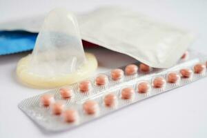 Schwangerschaft Prüfung mit Geburt Steuerung Tabletten und Kondom zum weiblich auf Kalender, Ovulation Tag. foto