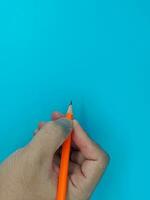 das Hand hält ein akut geschärft Bleistift foto