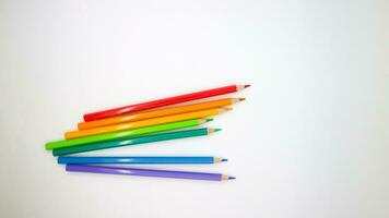 farbig Bleistifte im Reihe auf ein Weiß Hintergrund oben Sicht. foto