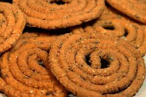 hausgemacht Butter Murukku, chakkli, cakli knusprig gebraten indisch Snack Lebensmittel. foto