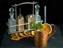 alkoholischer Cocktail mit Beeren foto
