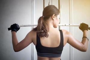 Frau, die im Fitnessstudio trainiert foto