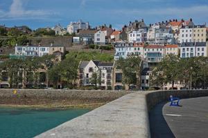 malerische Ansicht einer Bucht in Saint Peter Port in Guernsey Channel Islands UK foto