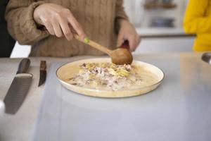 Frau, die Mahlzeit in der Küche zubereitet foto