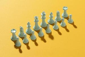 weiße Schachfiguren auf gelbem Hintergrund foto