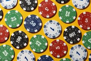 Casino-Token auf gelbem Hintergrund foto
