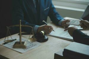 Kunde Bedienung gut Zusammenarbeit, Beratung zwischen ein Geschäftsmann und männlich Anwalt oder Richter konsultieren haben Mannschaft Treffen mit Klient, Gesetz und legal Dienstleistungen Konzept. foto