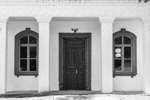 Schönes altes verlassenes Bauernhaus auf dem Land auf natürlichem Hintergrund foto