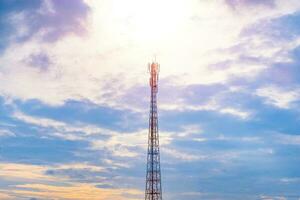 Antennenturm auf einem blauen Himmelhintergrund foto