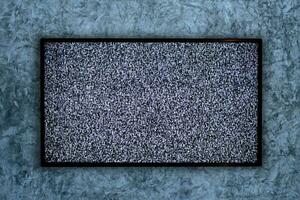 Fernseher an der Betonwand und kein Signalschild auf einem Fernsehbildschirm foto