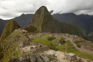 Menschen, die die verlorene Inka-Stadt Machu Picchu in der Nähe von Cusco in Peru besuchen foto