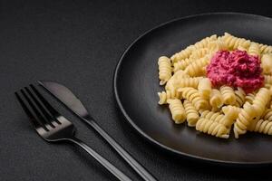 köstlich Fusilli Pasta mit Rote Beete Pesto, Parmesan, Salz- und Gewürze foto