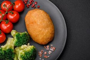 köstlich gebacken Schnitzel paniert mit Gewürze, Salz- und Kräuter foto