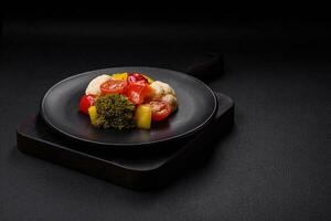 köstlich frisch Salat von Brokkoli, Blumenkohl, Süss Pfeffer und Kirsche Tomaten foto