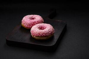 köstlich frisch Süss Donuts im Rosa Glasur mit Erdbeere Füllung foto