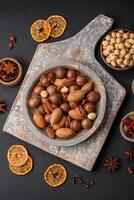 mischen von geröstet Macadamia Nüsse, Cashewkerne, Pecannüsse, Mandeln, Rosinen und trocken Beeren foto