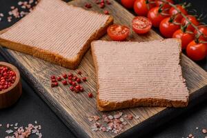 köstlich knusprig Toast mit Hähnchen oder Gans Pastete mit Salz- und Gewürze foto