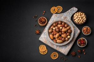 mischen von geröstet Macadamia Nüsse, Cashewkerne, Pecannüsse, Mandeln, Rosinen und trocken Beeren foto