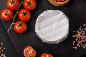 köstlich frisch Brie Käse im das bilden von ein Mini Kopf mit Kirsche Tomaten foto