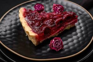 köstlich duftend Süss Kuchen mit Kirsche Beeren auf ein Keramik Teller foto