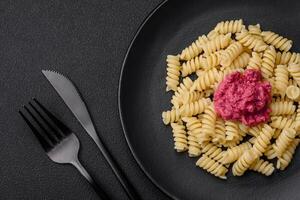 köstlich Fusilli Pasta mit Rote Beete Pesto, Parmesan, Salz- und Gewürze foto