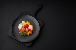 köstlich frisch Salat von Brokkoli, Blumenkohl, Süss Pfeffer und Kirsche Tomaten foto