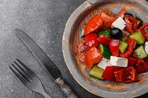 köstlich frisch saftig griechisch Salat mit Feta Käse, Oliven, Pfeffer und Tomaten foto