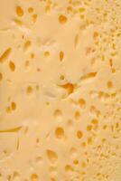 köstlich porös Gelb Käse Schnitt im groß Stücke auf ein Keramik Teller foto