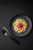 köstlich Fusilli Pasta mit Rote Beete Pesto, Parmesan, Salz- und Gewürze foto