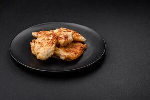 köstlich gebraten Hähnchen Fleisch Koteletts mit Gewürze, Salz- und Kräuter foto