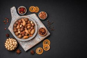 mischen von geröstet Macadamia Nüsse, Cashewkerne, Pecannüsse, Mandeln, Rosinen und trocken Beeren foto