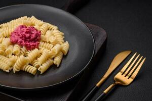 köstlich Fusilli Pasta mit Rote Beete Pesto, Parmesan, Salz- und Gewürze foto