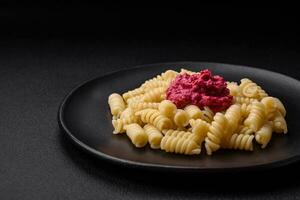 köstlich Fusilli Pasta mit Rote Beete Pesto, Parmesan, Salz- und Gewürze foto