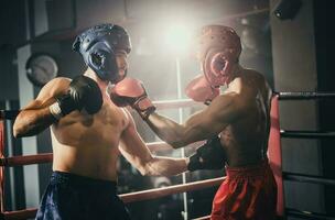 Boxer verwenden verschiedene schlagen Kombinationen, einschließlich das Jab, Haken, Aufwärtshaken, kreuzen, schwingen, gerade. bekommen im schließen zu machen Gegner auf Seile und schlagen. Boxen Meister Sieg das runden im Boxen Ring foto