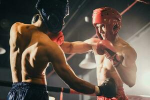 Boxer verwenden verschiedene schlagen Kombinationen, einschließlich das Jab, Haken, Aufwärtshaken, kreuzen, schwingen, gerade. bekommen im schließen zu machen Gegner auf Seile und schlagen. Boxen Meister Sieg das runden im Boxen Ring foto