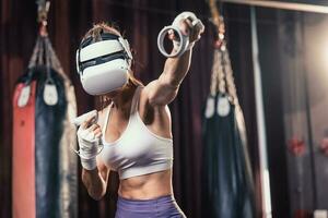 Fitness Liebhaber Schlacht gegen andere Fitnessstudio Mitglieder durch tragen virtuell Wirklichkeit Brille während heftig Boxen Übungen. Lernen und Verbesserung Boxen Techniken, von einfach Streiks zu Komplex Kombinationen foto