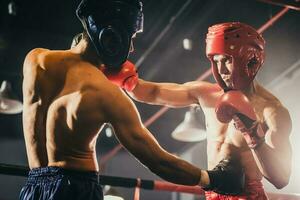 Boxer verwenden verschiedene schlagen Kombinationen, einschließlich das Jab, Haken, Aufwärtshaken, kreuzen, schwingen, gerade. bekommen im schließen zu machen Gegner auf Seile und schlagen. Boxen Meister Sieg das runden im Boxen Ring foto