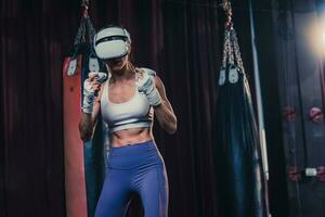 Fitness Liebhaber Schlacht gegen andere Fitnessstudio Mitglieder durch tragen virtuell Wirklichkeit Brille während heftig Boxen Übungen. Lernen und Verbesserung Boxen Techniken, von einfach Streiks zu Komplex Kombinationen foto