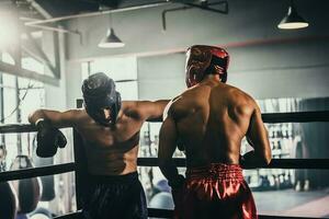 Boxer verwenden verschiedene schlagen Kombinationen, einschließlich das Jab, Haken, Aufwärtshaken, kreuzen, schwingen, gerade. bekommen im schließen zu machen Gegner auf Seile und schlagen. Boxen Meister Sieg das runden im Boxen Ring foto