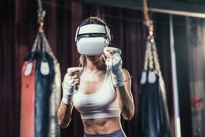 Fitness Liebhaber Schlacht gegen andere Fitnessstudio Mitglieder durch tragen virtuell Wirklichkeit Brille während heftig Boxen Übungen. Lernen und Verbesserung Boxen Techniken, von einfach Streiks zu Komplex Kombinationen foto