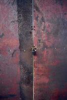 uralt rostig Eisen Tür geschlossen durch ein Vorhängeschloss foto
