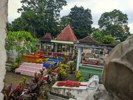 Aussicht von ein Öffentlichkeit Friedhof mit viele Grab im Blitar, Indonesien foto