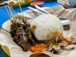 ein Portion von köstlich stillen kambing oder Hammelfleisch satay. indonesisch Besondere Essen foto