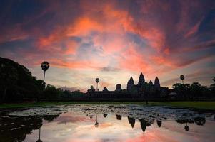 magischer Sonnenaufgang und ein launischer Himmel am Angkor Wat Tempel in Siem Reap, Kambodscha foto