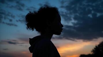 Seite Sicht, Silhouette von das Gesicht, ein Person, niedrig Winkel, verschwommen frisch Dämmerung Himmel. ai generativ foto