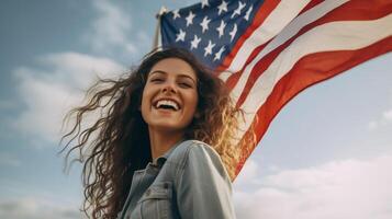 Frau lächelnd und halten breit winken amerikanisch Flagge hoch im sky.ai generativ foto