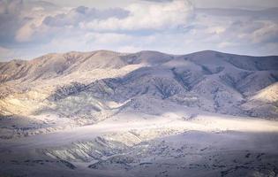 dramatisches Bild der Berge in der Landschaft von Georgia foto