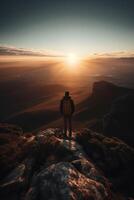 ein Mann ist Stehen auf ein Berg. ai generativ foto