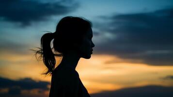 Seite Sicht, Silhouette von das Gesicht, ein Person, niedrig Winkel, verschwommen frisch Dämmerung Himmel. ai generativ foto